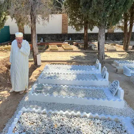 Mohamed El Kammas visitando el cementerio de Jérez de la Frontera
