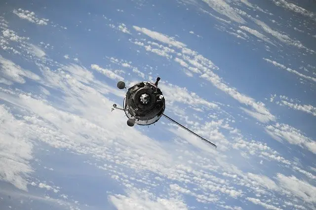 satellite-1030782_640