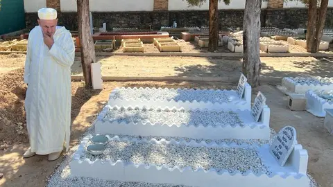 Mohamed El Kammas visitando el cementerio de Jérez de la Frontera